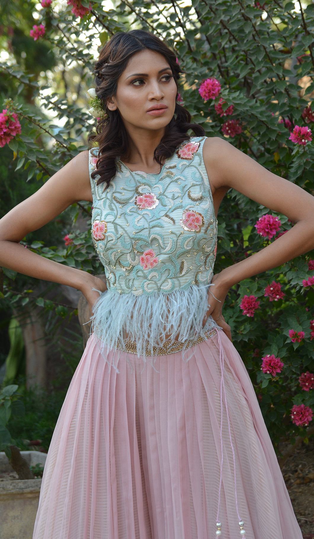 FEATHERS EMBROIDERED SET