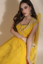 Load image into Gallery viewer, Persian Dori Corset With Organza Palazzo And moti Jaal Scallop Jacket
