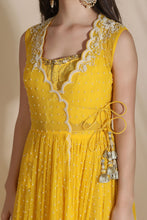 Load image into Gallery viewer, Persian Dori Corset With Organza Palazzo And moti Jaal Scallop Jacket
